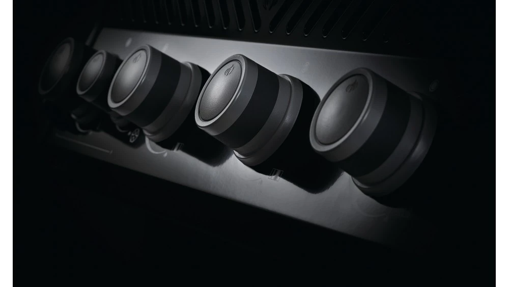 Napoleon Rogue R365PK-1-GB Gas BBQ - Free Cover & Rotisserie 4 Napoleon Rogue R365PK-1-GB Gas BBQ - Free Cover & Rotisserie - Image 4